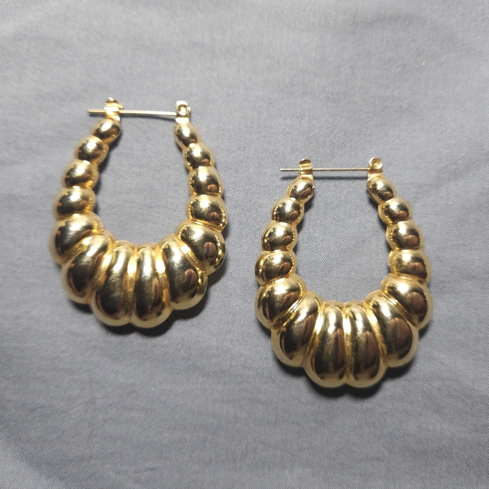 Gold Tone Scallop Shrimp Ribbed Hoop Earrings